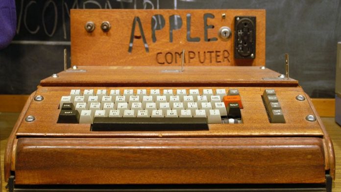 Apple's First-ever Machine Apple-1 Auctioned Off For $400,000
